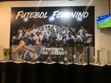 Galeria com trofus do time feminino de futebol do Corinthians