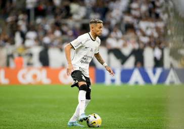 Adson entrou ainda no primeiro tempo no lugar de Willian