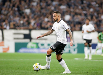 Maycon em a��o no meio-campo corinthiano