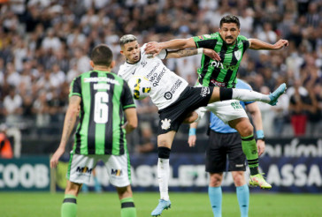 Meia Adson em disputa de bola pelo alto