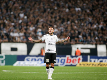 Volante Maycon chamando a torcida durante o jogo