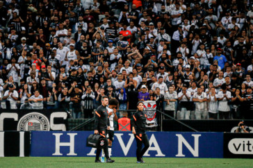 Willian deixou o gramado acompanhado dos m�dicos do Corinthians