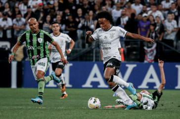 Willian iniciou o jogo como titular contra o Am�rica-MG