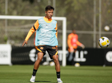 Pedrinho, das categorias de base, durante treino do Corinthians