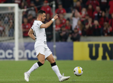 Giuliano no jogo entre Corinthians e Athletico