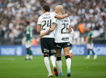 Cantillo e F�bio Santos comemoram gol do Corinthians contra o Goi�s