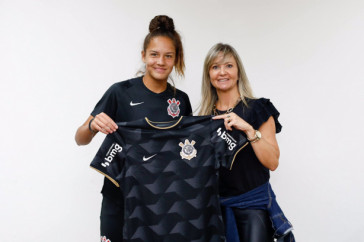 Lara Dantas ao lado de Cris Gambaré