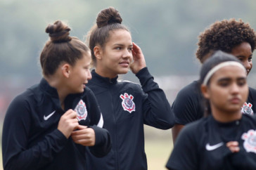 Lara durante treino do Corinthians