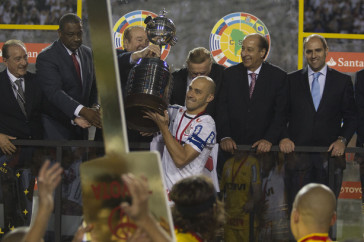 Alessandro com a sonhada taça nas mãos