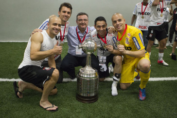 Atletas e Mrio Gobbi, presidente do Corinthians na poca, posam ao lado do trofu