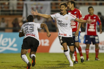 Danilo comemora gol do Timão em duelo pela prima fase da Libertadores