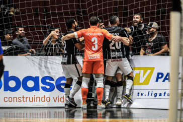 Elenco comemora gol