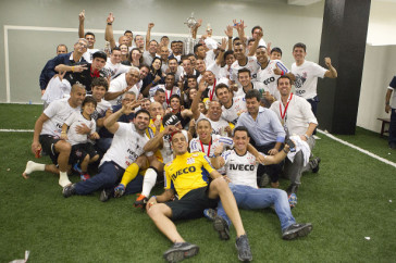 Jogadores celebram com o troféu da Libertadores