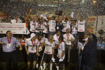 Jogadores fazem festa com o trofu da Libertadores