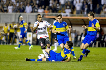 Jorge Henrique em dividida com o Caruzzo na garnde final