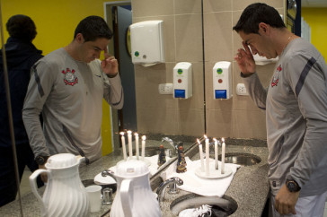 Momento de fé: Chicão reza no vestiário da Bombonera