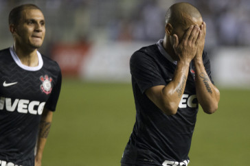 Nem Sheik parecia acreditar. Emerson marcou um golaço na Vila Belmiro e comemorou assim