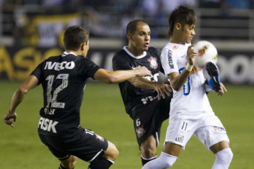 Neymar teve pouco brilho no duelo contra o Corinthians