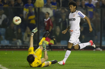 Romarinho em seu primeiro toque na bola em um jogo na Libertadores. O resultado você conhece