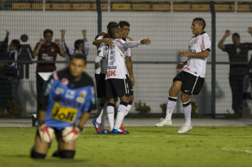 Também teve goleada corinthiana. O clube alvinegro venceu o Deportivo Táchura por 6 a 0 em joho histórico no Pacaembu