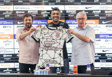 Paulinho apresentado pelo Corinthians