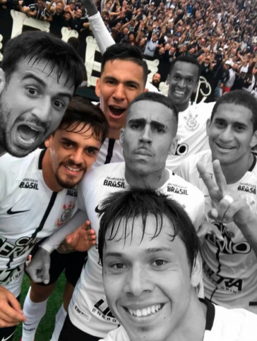 Selfie feita por Romero com atletas do Corinthians