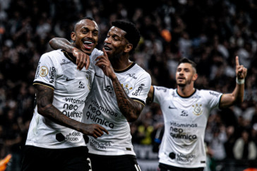 Gil e Raul Gustavo celebram terceiro gol contra o Coritiba