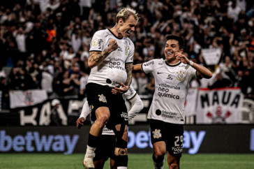 R�ger Guedes comemora gol que marcou contra o Coritiba