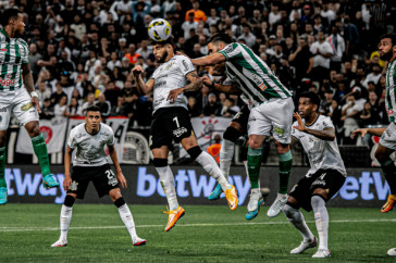Yuri Alberto disputa bola de cabe�a contra zagueiro em duelo contra o Coritiba