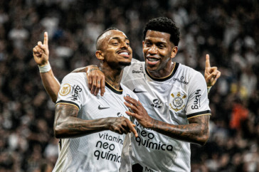 Gil e Raul Gustavo em comemora��o de gol contra o Coritiba