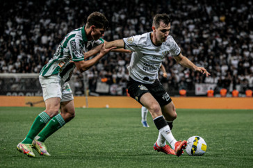 Lucas Piton em campo contra o Coritiba