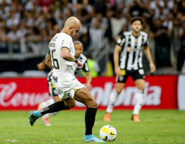 F�bio Santos durante a cobran�a de p�nalti contra o Atl�tico-MG