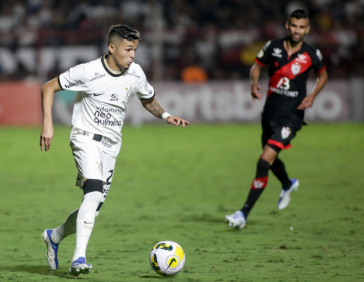 Adson tenta jogada durante a partida contra o Atl�tico-GO