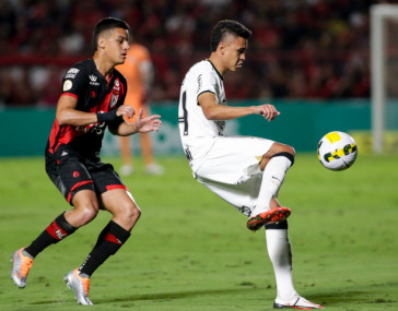 Cantillo tenta passe em partida contra Atl�tico-GO