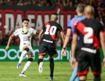Du Queiroz tenta jogada durante a partida