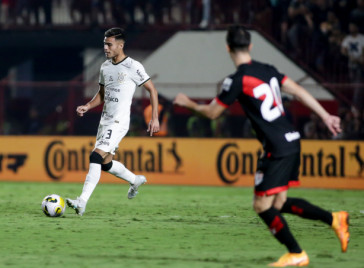 Fausto em tentativa de passe contra o Atl�tico -GO
