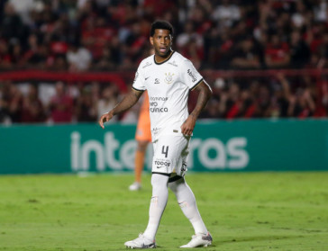 Gil em a��o na partida contra o Atl�tico-GO