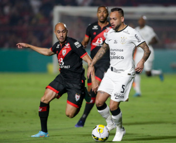 Maycon em a��o durante a partida contra o Atl�tico-GO