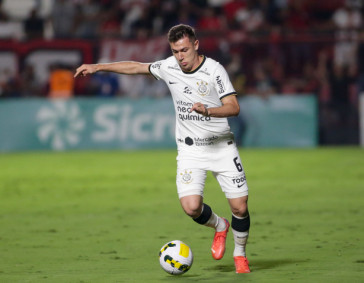 Piton tenta jogada em partida contra o Atl�tico-GO