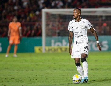 Raul Gustavo domina a bola durante o confronto contra o Atl�tico-GO