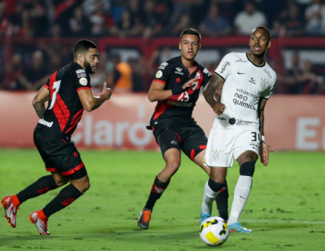 Raul Gustavo em a��o contra o Atl�tico-GO