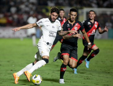 Yuri Alberto faz jogada contra o Atl�tico-GO