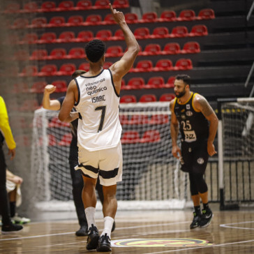 Isaac durante jogo do Corinthians pelo Paulist�o de Basquete