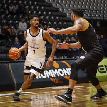 Isaac tenta a finta em jogo do Corinthians pelo Paulist�o de Basquete