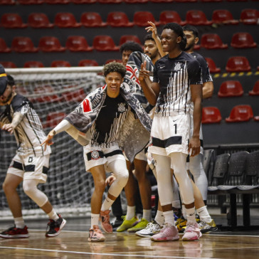 Jogadores do Corinthians celebram vit�ria no Paulist�o de Basquete