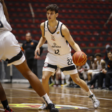 Lazaro Rojas durante confronto contra o AZ Araraquara