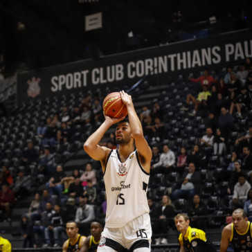M�ozinha em a��o durante jogo do Corinthians