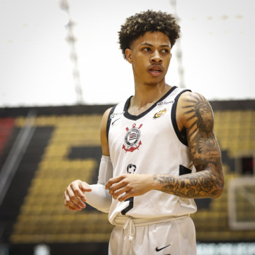 No detalhe, Gabi Campos em a��o pelo Corinthians