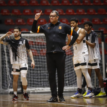 Treinador L�o Figueir� durante jogo do Corinthians