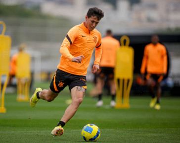 Mateus Vital durante treino realizado no CT Joaquim Grava